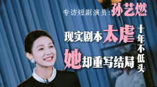 洛佩兹难掩激动心情与男友Casper Smart深情相拥激动落泪，趴在地上拍照留念造型酷似人鱼。